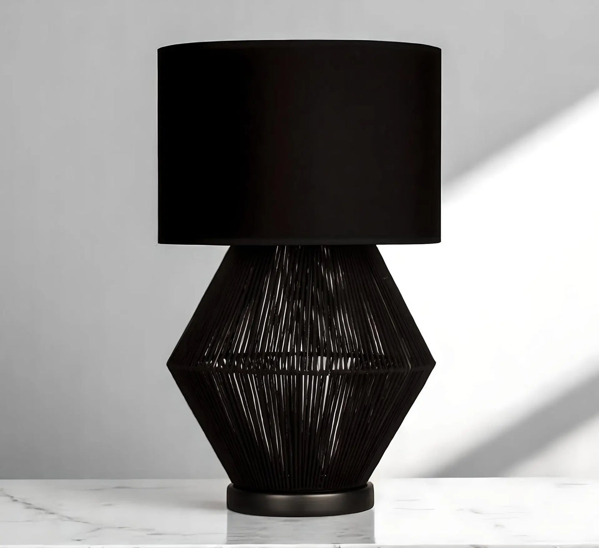 Luna Noir Abajur – Siyah Tel Gövdeli, Siyah Kumaş Şapkalı (51 cm)