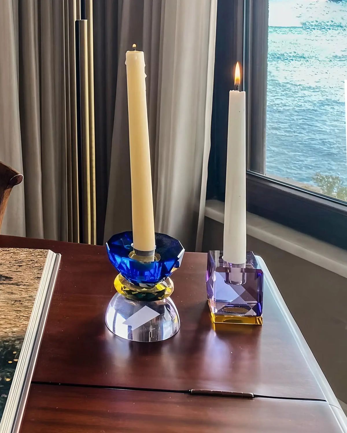 Lila/Sarı  SPARKLE Zar Formu Cam Şamdan – Modern ve Şık Dekor Seçeneği