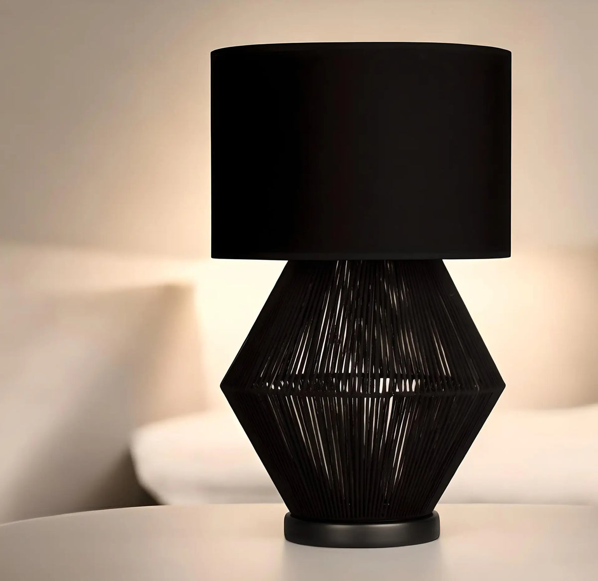 Luna Noir Abajur – Siyah Tel Gövdeli, Siyah Kumaş Şapkalı (51 cm)