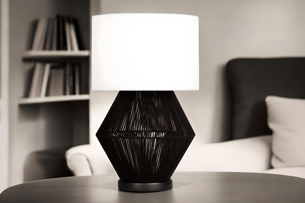 Luna Noir Abajur – Siyah Tel Gövdeli, Krem Kumaş Şapkalı (51 cm)
