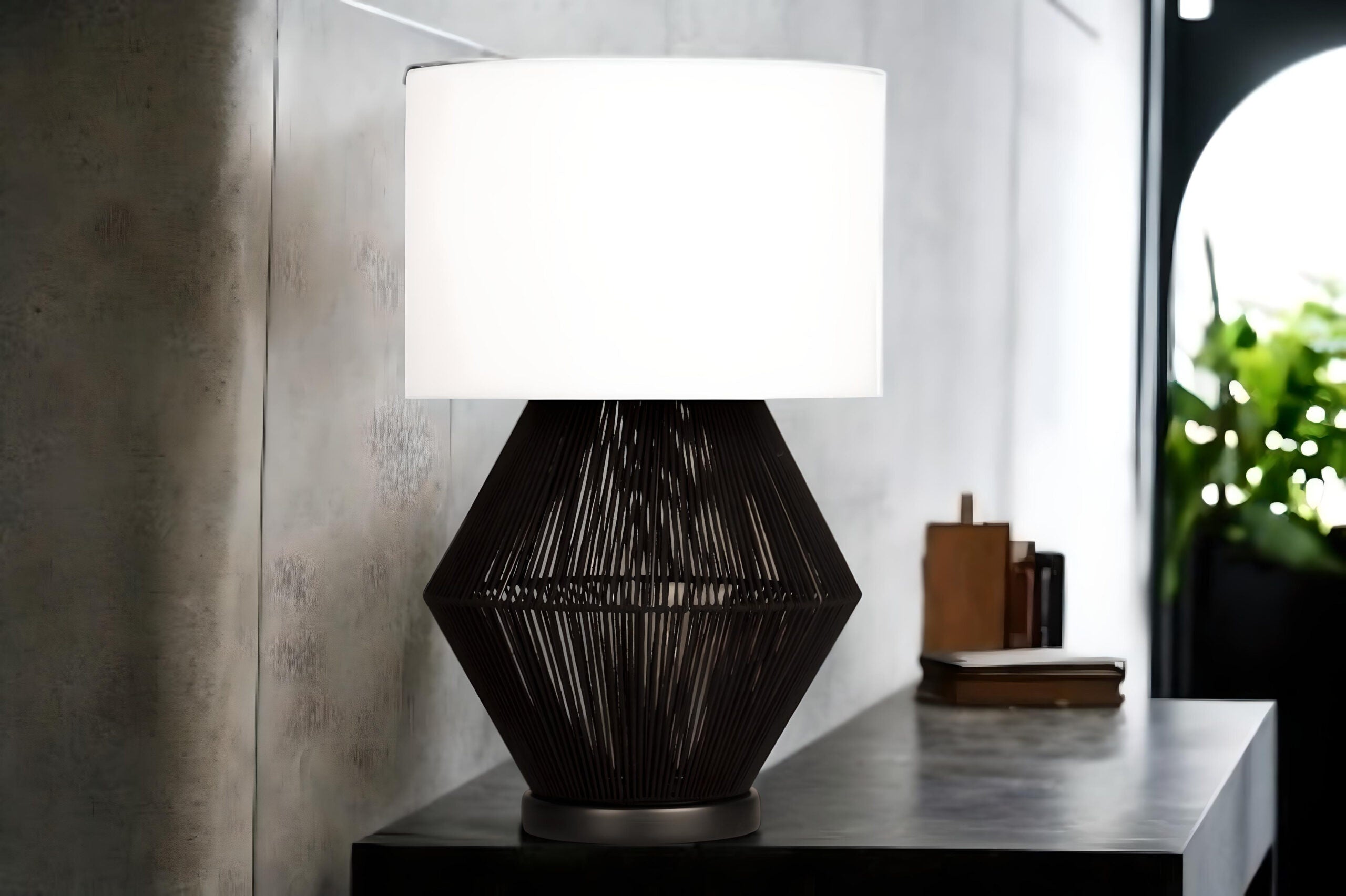 Luna Noir Abajur – Siyah Tel Gövdeli, Krem Kumaş Şapkalı (51 cm)