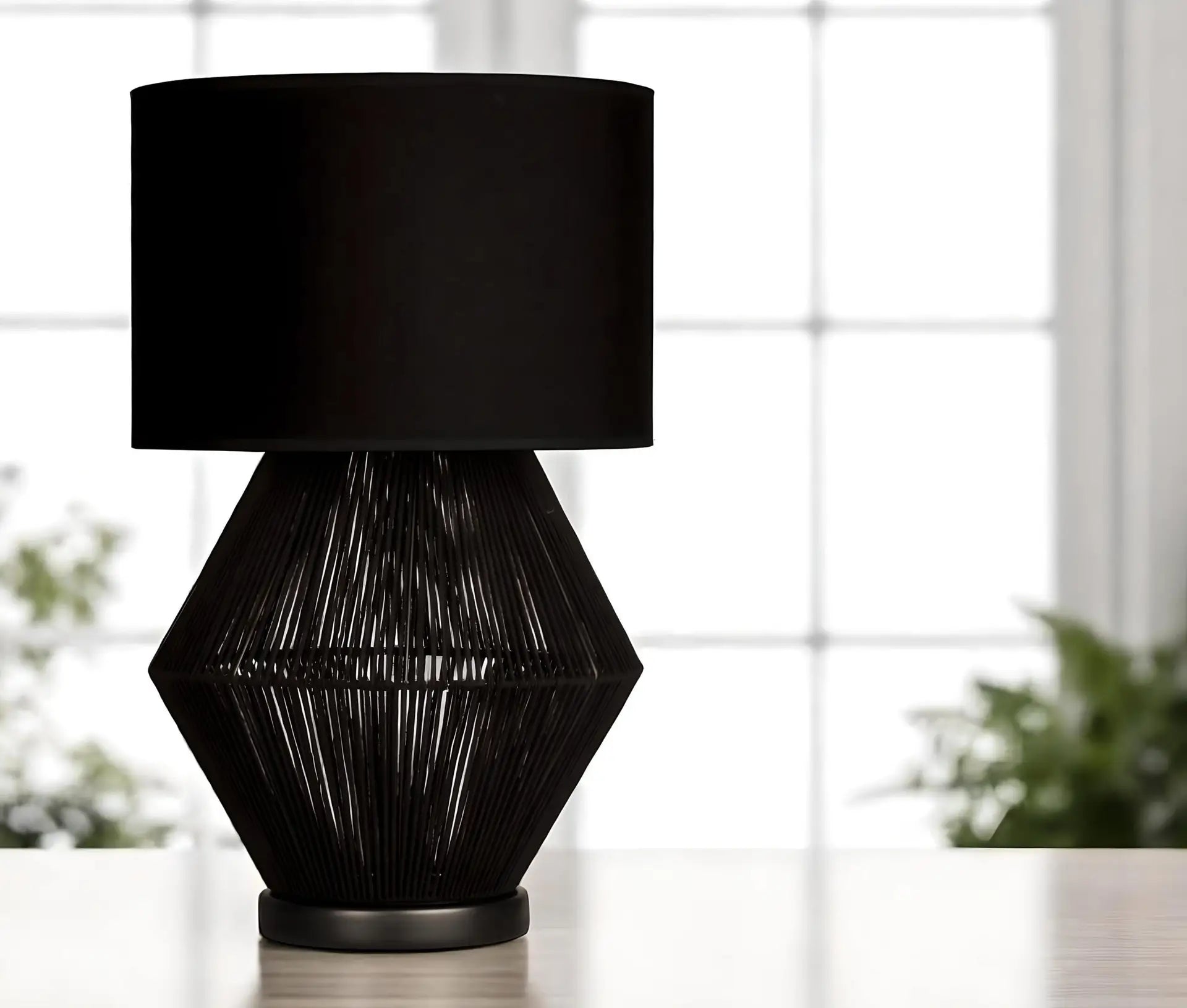 Luna Noir Abajur – Siyah Tel Gövdeli, Siyah Kumaş Şapkalı (51 cm)