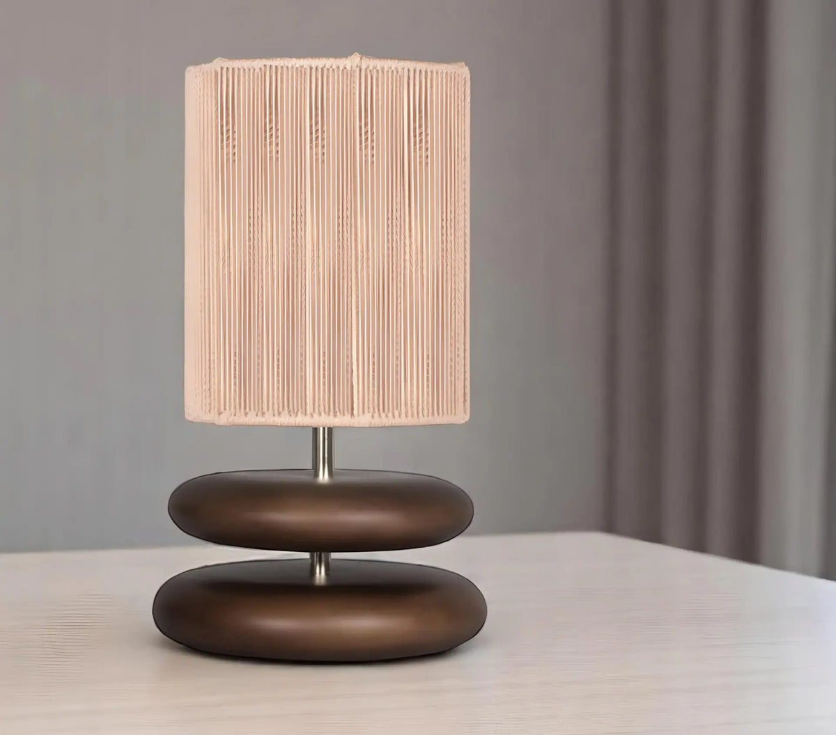 Kızıl Kahve Ahşsap Gövdeli Masa Lambası – Bej Örgü Şapkalı El Yapımı Tasarım
