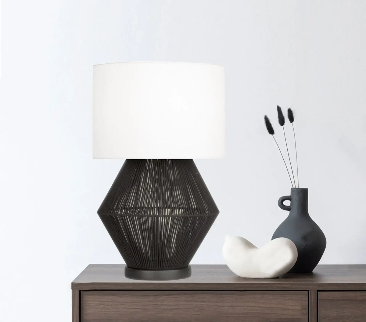 Luna Noir Abajur – Siyah Tel Gövdeli, Krem Kumaş Şapkalı (51 cm)